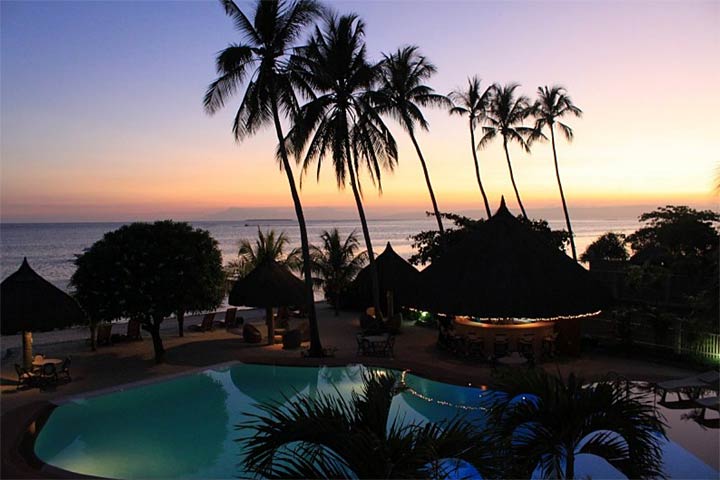 Linaw Beach Resort at Night